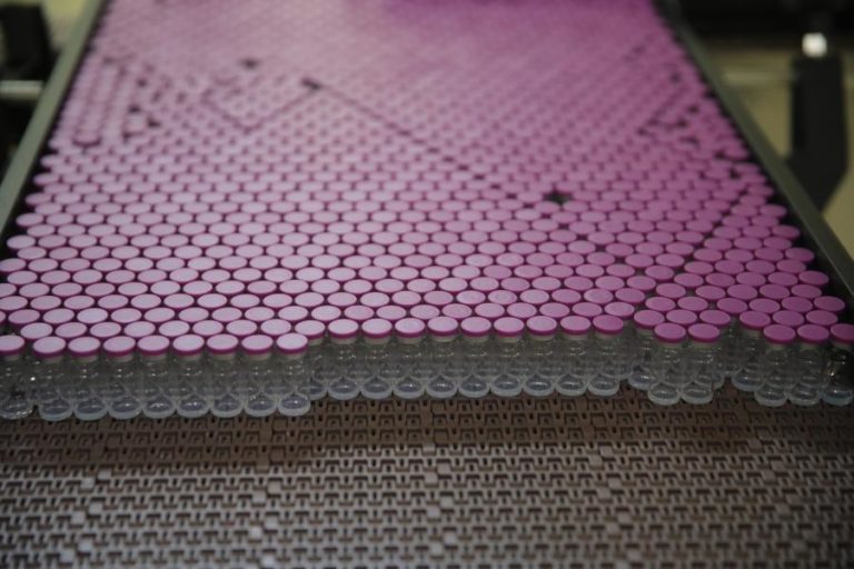 Covid-19: Pfizer confirma negociações com Bruxelas sobre vacinas para a UE em 2022 e 2023