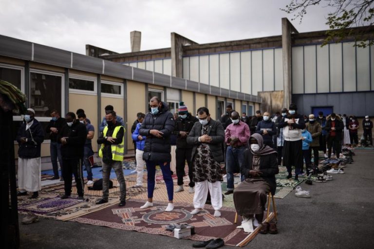 Covid-19: Muçulmanos celebram segundo Ramadão com restrições devido à pandemia