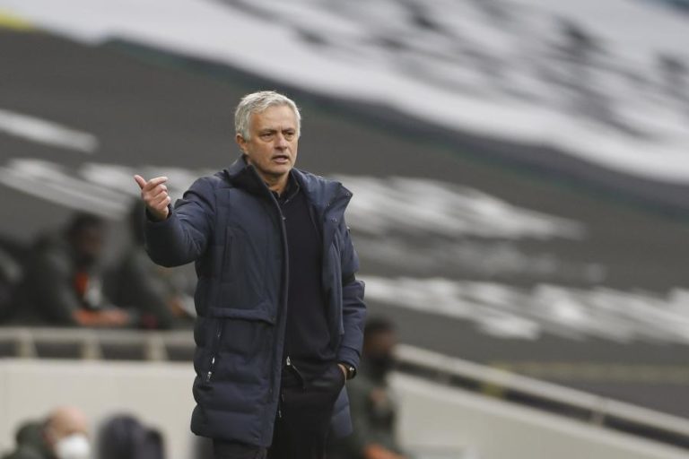 Mourinho perde com Manchester United e Tottenham fica mais longe da ‘Champions’