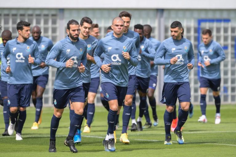 Adeptos do FC Porto fazem cordão humano para apoiar equipa e criticar arbitragem