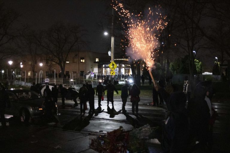 Manifestantes desafiam recolher obrigatório após morte de jovem negro em Minneapolis
