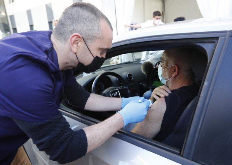 Covid-19: Mais de 14 milhões de pessoas em França já receberam uma dose de vacina