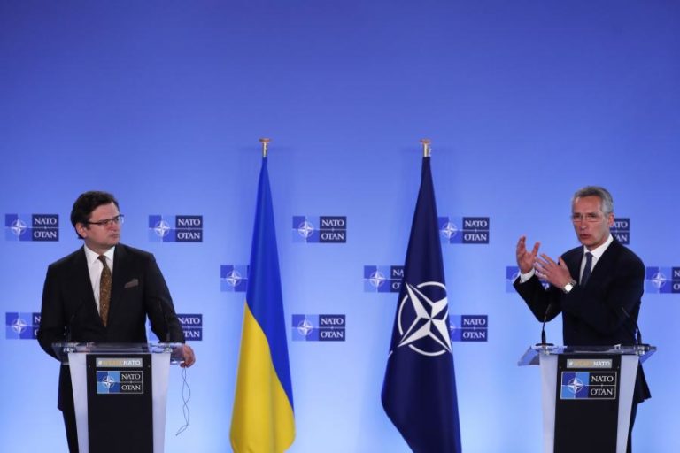 NATO pede à Rússia para “parar com provocações” na fronteira com a Ucrânia