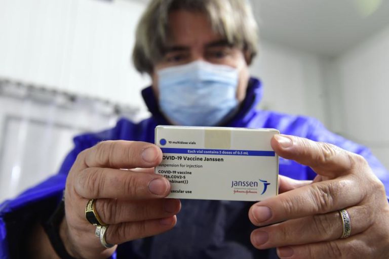 Covid-19: Ainda nenhum caso de coágulos sanguíneos na UE devido a vacina Janssen — EMA
