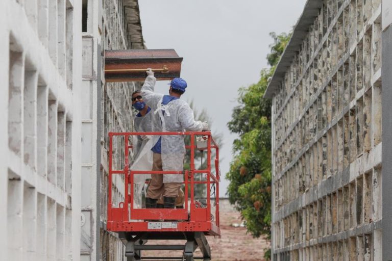 Covid-19: Mais de três milhões de mortos em todo o mundo