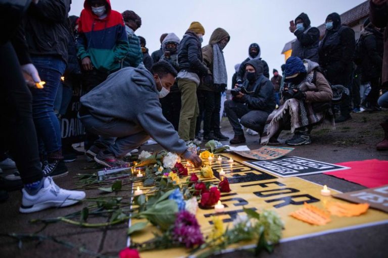 Terceira noite de protestos contra morte de afro-americano pela polícia em Minneapolis