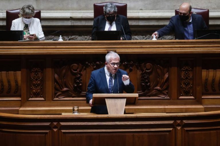Covid-19: Governo prepara um “justo equilíbrio” entre desconfinamento e medidas restritivas