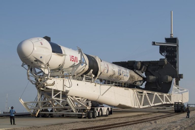 Adiado para sexta-feira terceiro voo tripulado da SpaceX para estação internacional