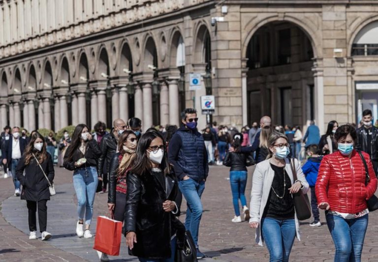 Covid-19: Itália regista 8.800 novos casos e debate reabertura de escolas