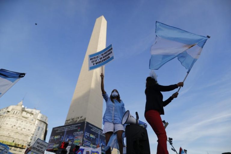 Reportagem: Milhares de pais e filhos protestam em Buenos Aires contra as escolas fechadas