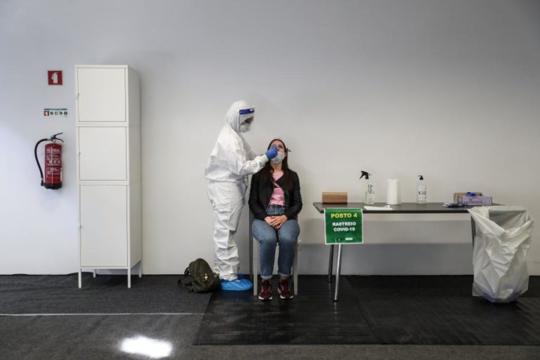 Covid-19: Cerca de mil pessoas testadas em dia de arranque na Universidade Nova