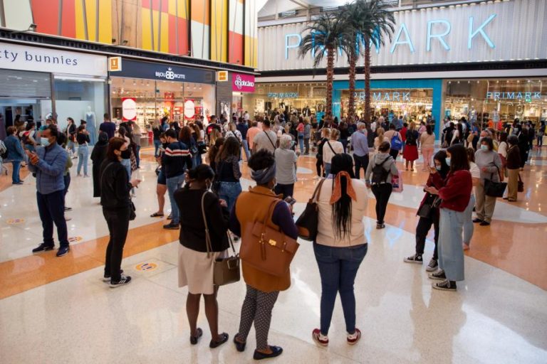 Lojas e centros comerciais abertos até às 19:00 ao fim de semana