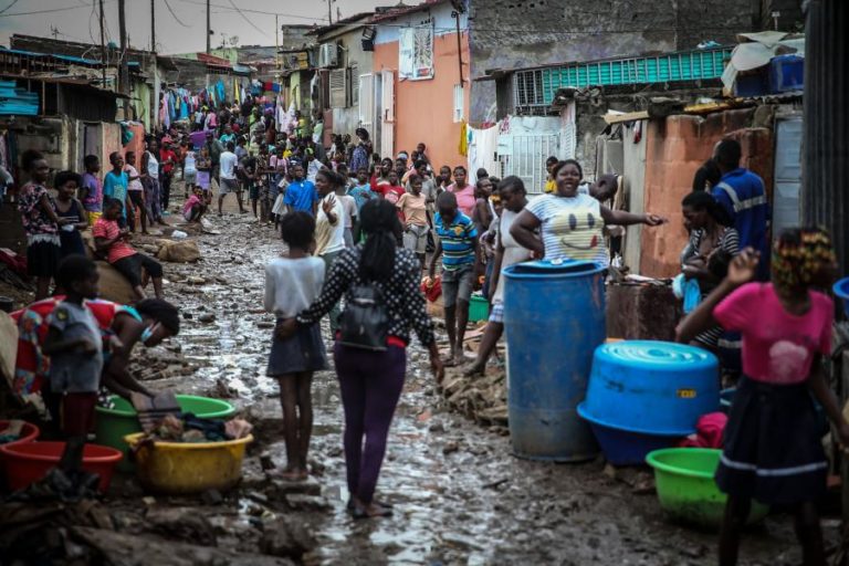 Desalojados devido a chuvas de Luanda voltam a dormir ao relento e pedem socorro