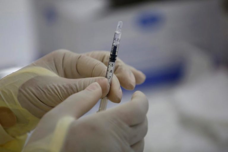 Covid-19: Centro de vacinação francês administra por engano soro fisiológico a 140 doentes