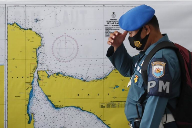 Encontrados objetos de submarino indonésio desaparecido que indicam que afundou