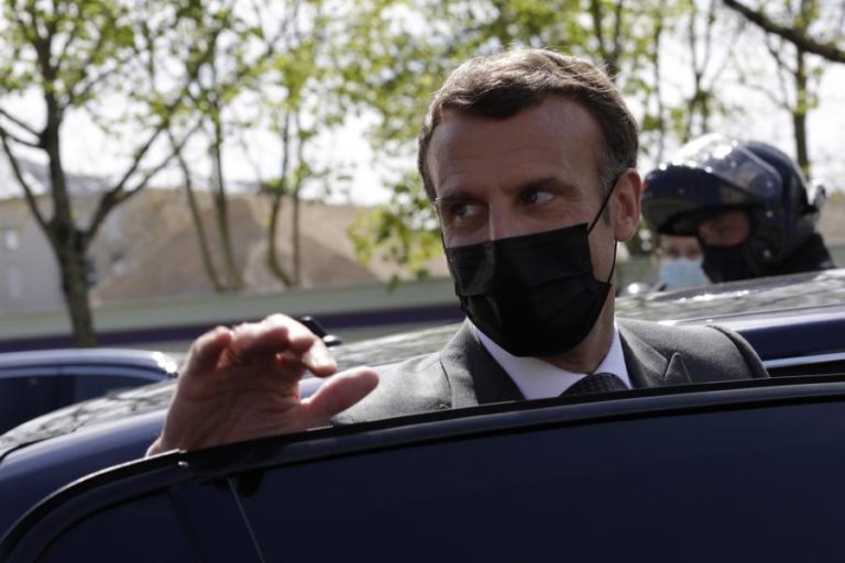 Covid-19: Emmanuel Macron prevê reduzir horário de recolher obrigatório