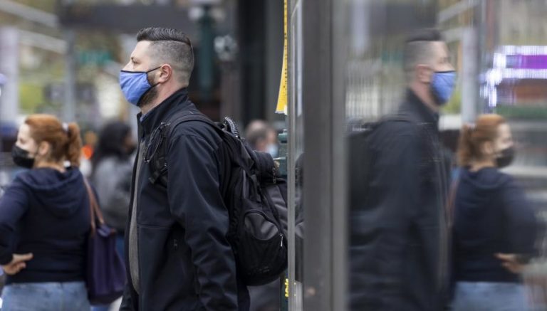 Covid-19: EUA ultrapassam 575 mil mortes desde o início da pandemia