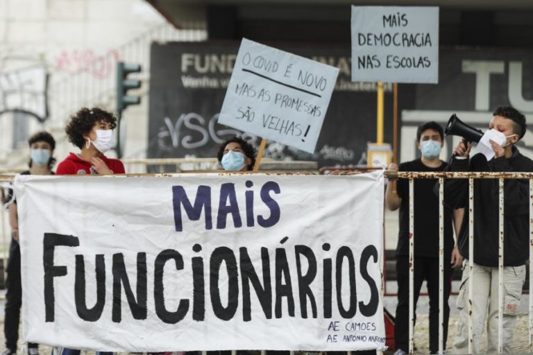 Estudantes manifestam-se por melhores condições nas escolas públicas