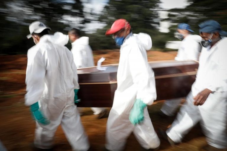Covid-19: Brasil ultrapassa 400 mil mortes em 14 meses de pandemia