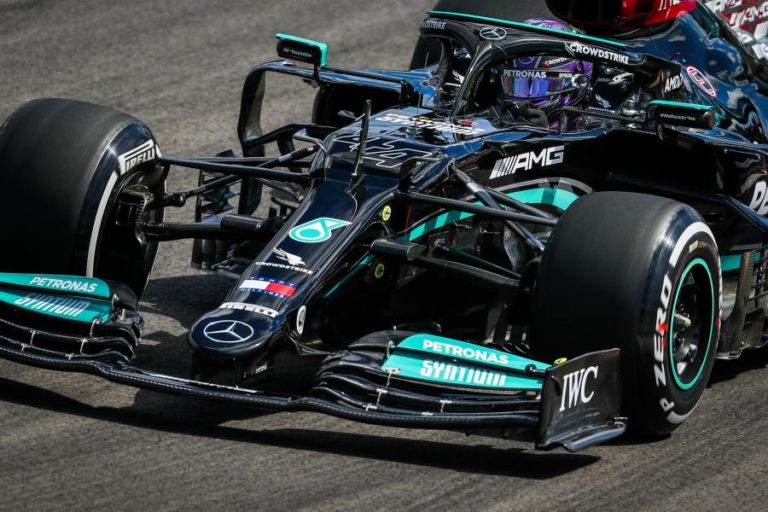 F1/Portugal: Hamilton vence duelo com Verstappen na segunda sessão de treinos livres