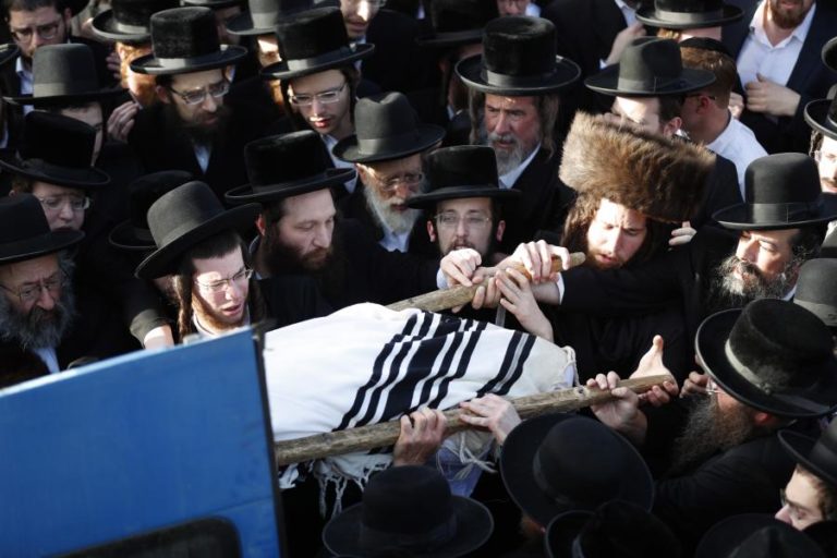 Israel começa a enterrar os mortos após debandada que matou 45 peregrinos judeus