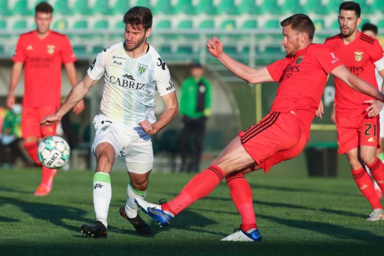 Benfica vence em Tondela e fica a apenas um ponto do FC Porto