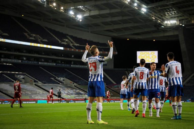 FC Porto vence Famalicão e mantém pressão no Sporting