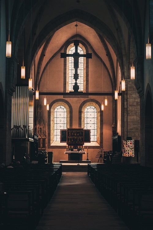 Foto: https://www.pexels.com/photo/church-aisle-photo-750792/ IRINA IRISER