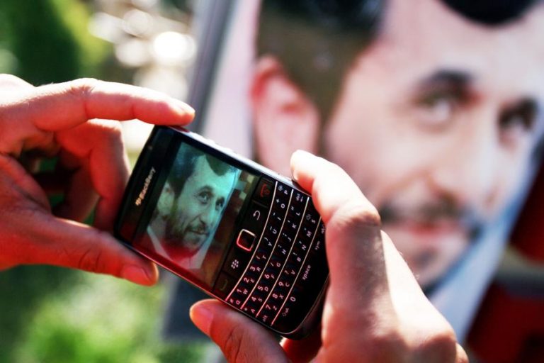 Televisão estatal anuncia que Ahmadinejad se vai candidatar à Presidência do Irão