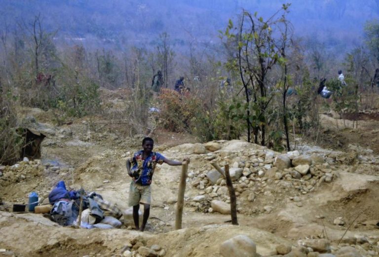 Autoridades moçambicanas apreendem nove toneladas de pedras semipreciosas