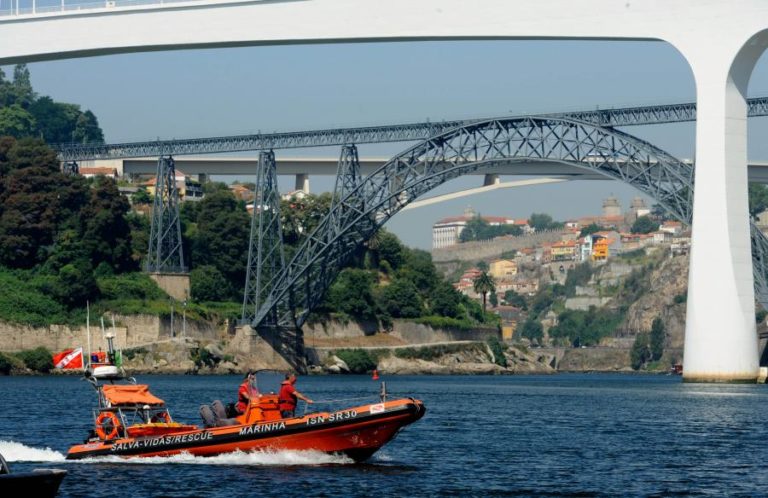 Duas munições de morteiro encontradas na margem do rio Douro em Gaia