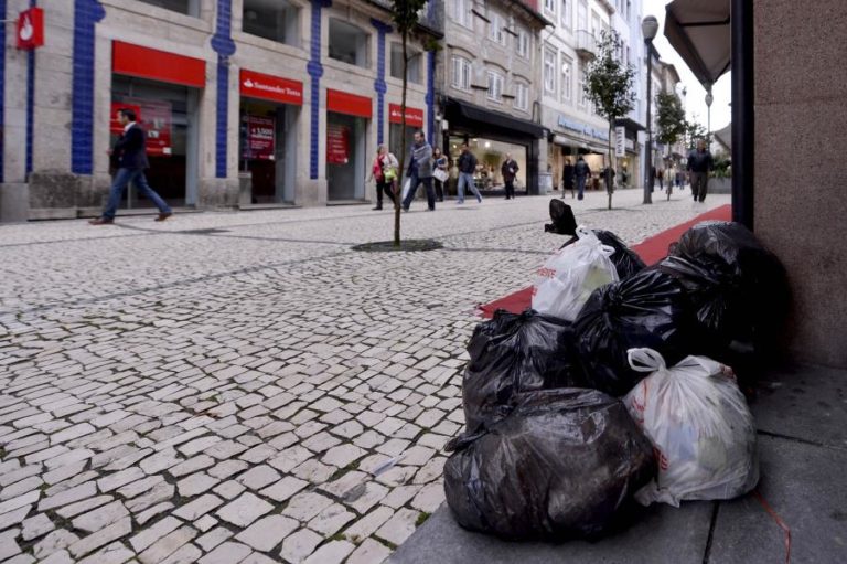 Dia de luta na função pública começa a sentir-se hoje à noite na recolha de lixo