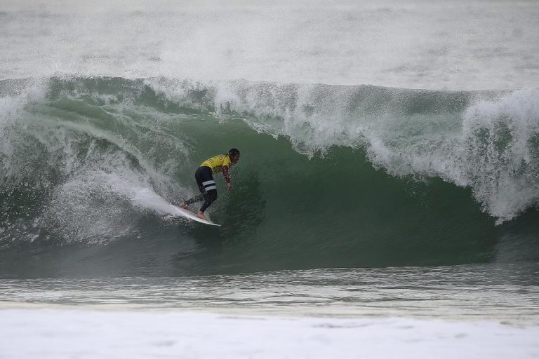 Quatro surfistas portugueses avançam para quinta ronda da prova de Santa Cruz