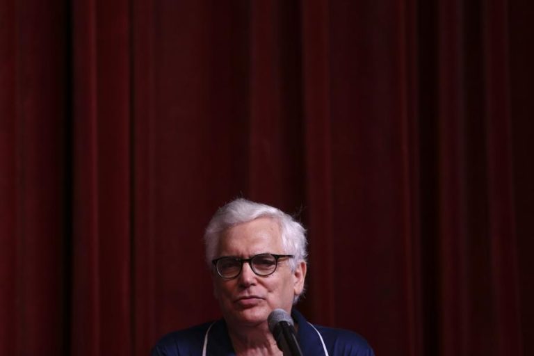 Revista-cabaret de La Féria “Espero por ti no Politema” reabre teatro um ano depois