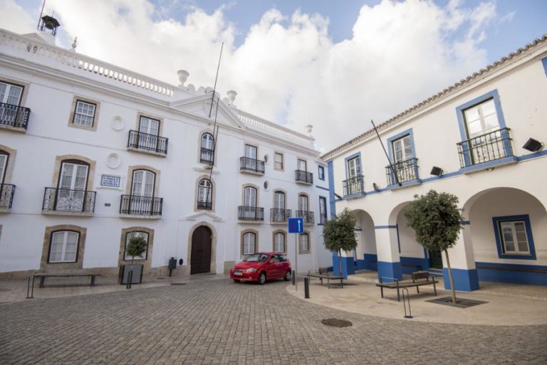 Autarca denuncia à PJ situações suspeitas que levam migrantes para Odemira