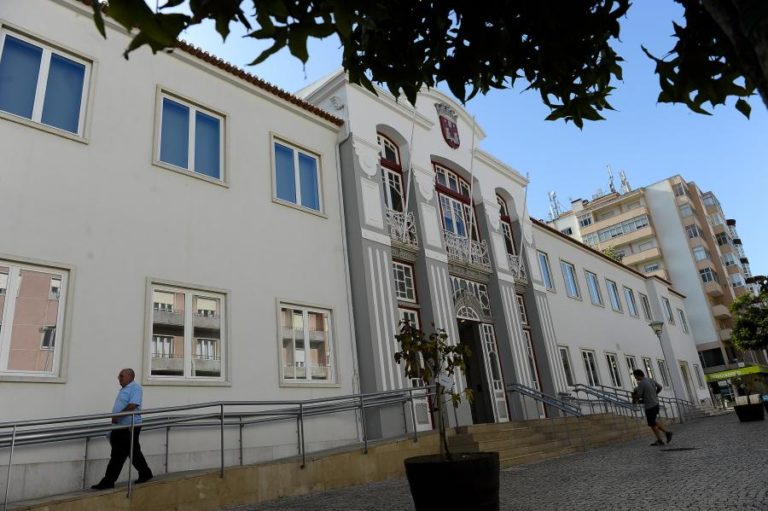 Presidente da Câmara de Torres Vedras encontrado morto em casa