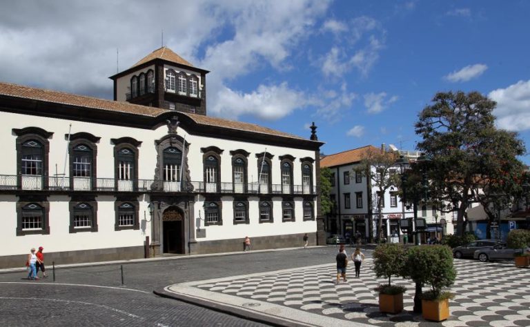 Câmara do Funchal investe 120 mil euros na instalação de 21 papeleiras inteligentes