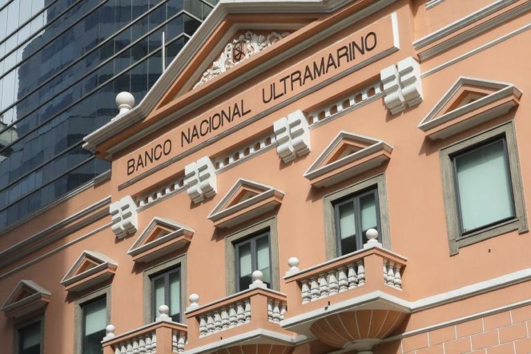 Covid-19: Banco Nacional Ultramariano e casinos de Macau ‘pagam’ a funcionários para se vacinarem