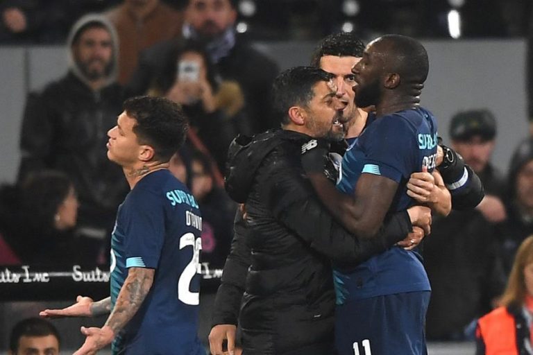 Vitória de Guimarães com três jogos à porta fechada por incidentes com Marega