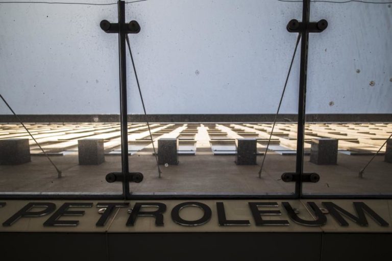 Produção conjunta da OPEP aumenta para 25,08 milhões de barris por dia em abril