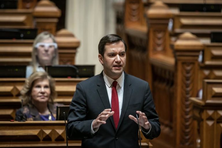 Covid-19: PSD defende introdução de mais variáveis na matriz de risco