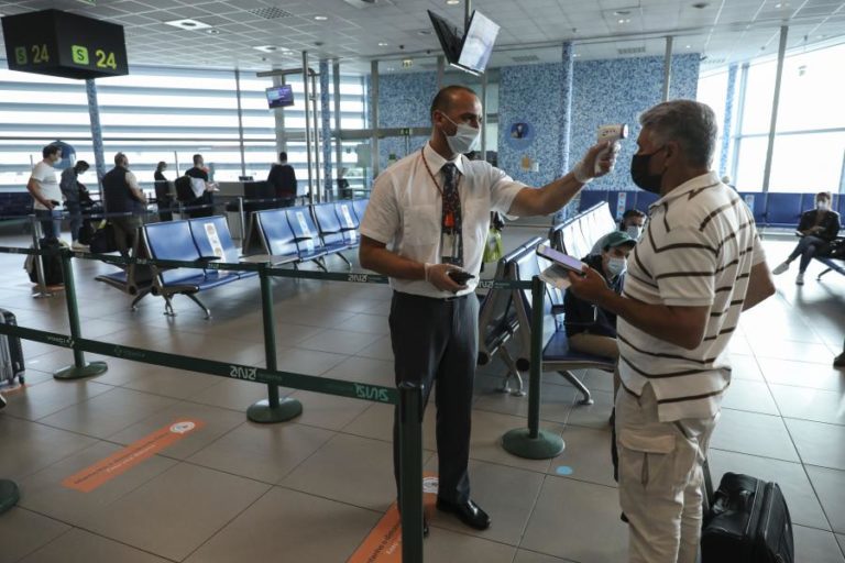 Covid-19: Passageiros de voos de Chipre, Lituânia e Suécia isentos de isolamento