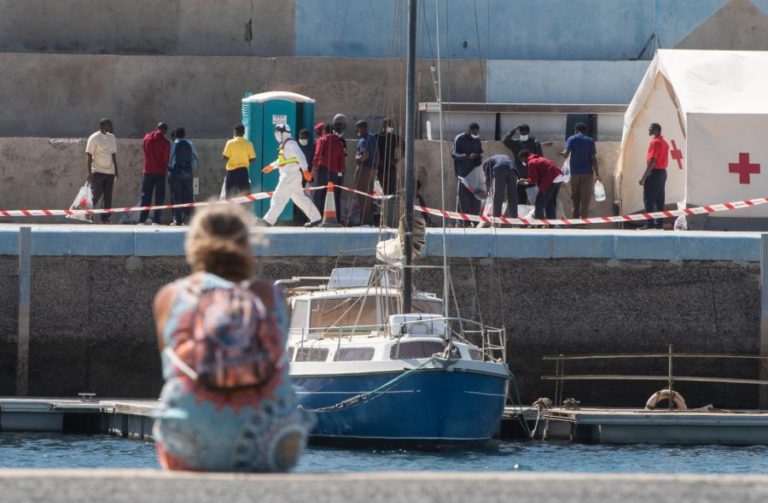 Cidadãos marroquinos forçam entrada em Ceuta pelas praias