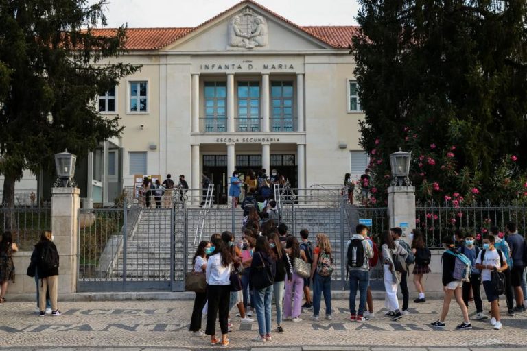 Exames/Secundário: Notas nos exames sobem mas públicas continuam a descer na tabela geral