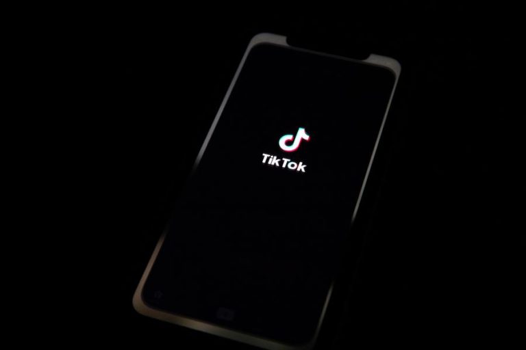 Bruxelas lança diálogo com TikTok sobre más práticas comerciais