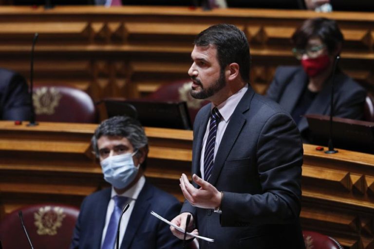 Novo Banco: PS considera “imoral” decisão da administração de atribuir prémios