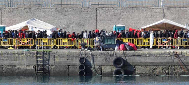 Um em cada 10 migrantes que chegam às Canárias é menor e está sozinho