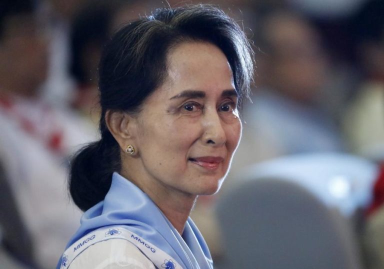 Aung San Suu Kyi comparece em tribunal na capital de Myanmar