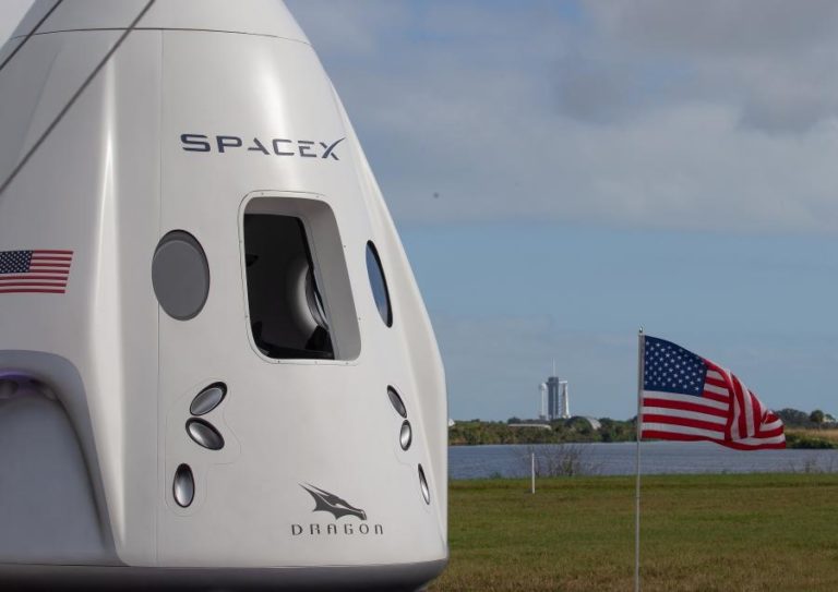 Quatro astronautas a bordo da cápsula da SpaceX aterraram ao largo da Florida, EUA