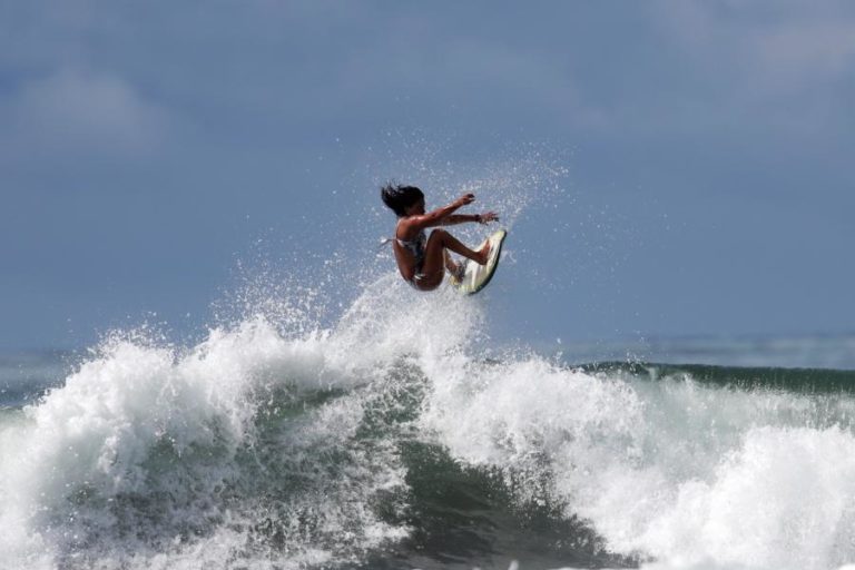 Escolas portuguesas de surf vendem aulas para apoiar crianças em São Tomé e Príncipe